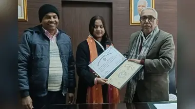 गोल्ड मेडलिस्ट छात्रा को वीसी ने दिया सर्टिफिकेट