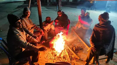 सार्वजनिक स्थलों पर जलाया गया अलाव