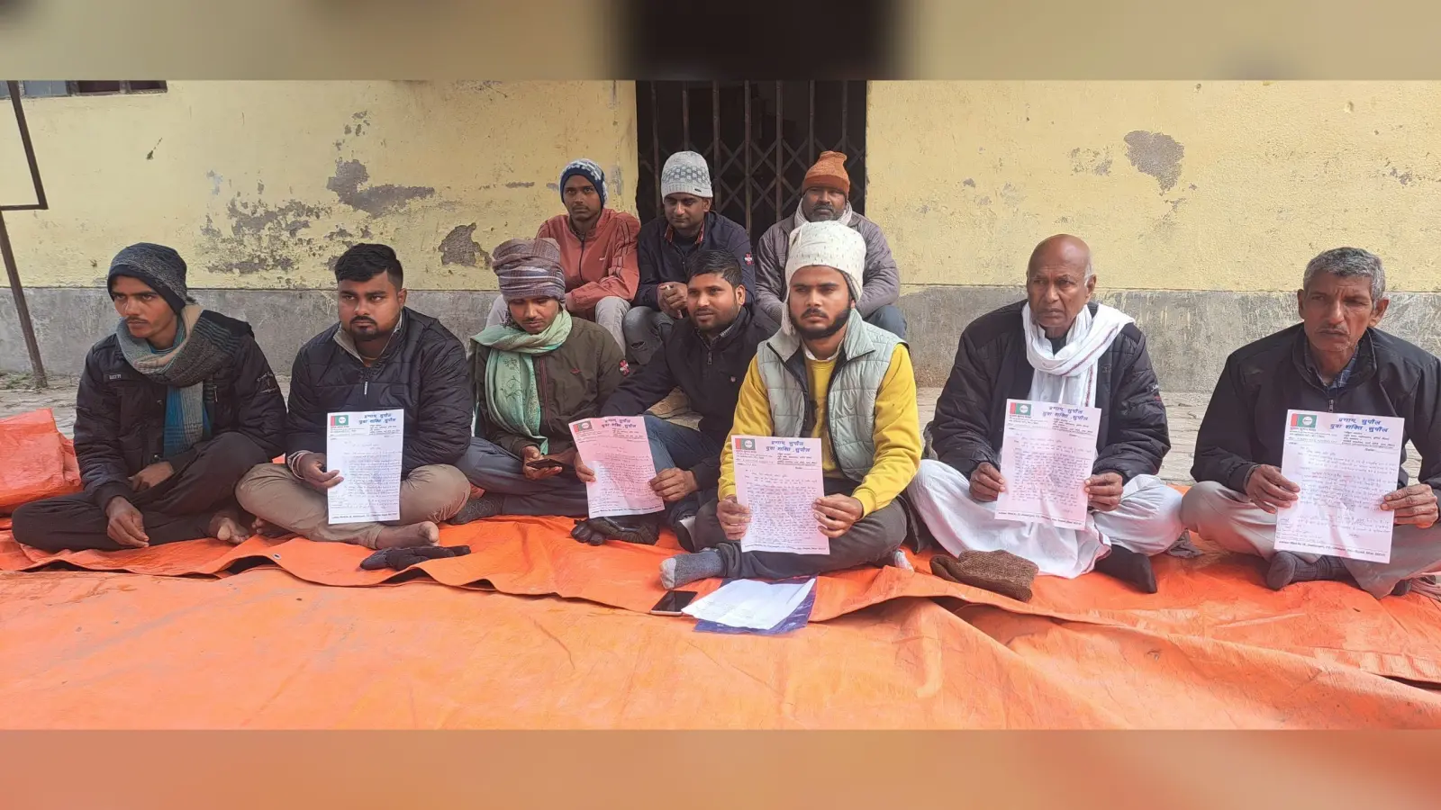 उर्वरक की कालाबाजारी के विरोध में किसानों ने दिया धरना, कृषि विभाग के खिलाफ की नारेबाजी
