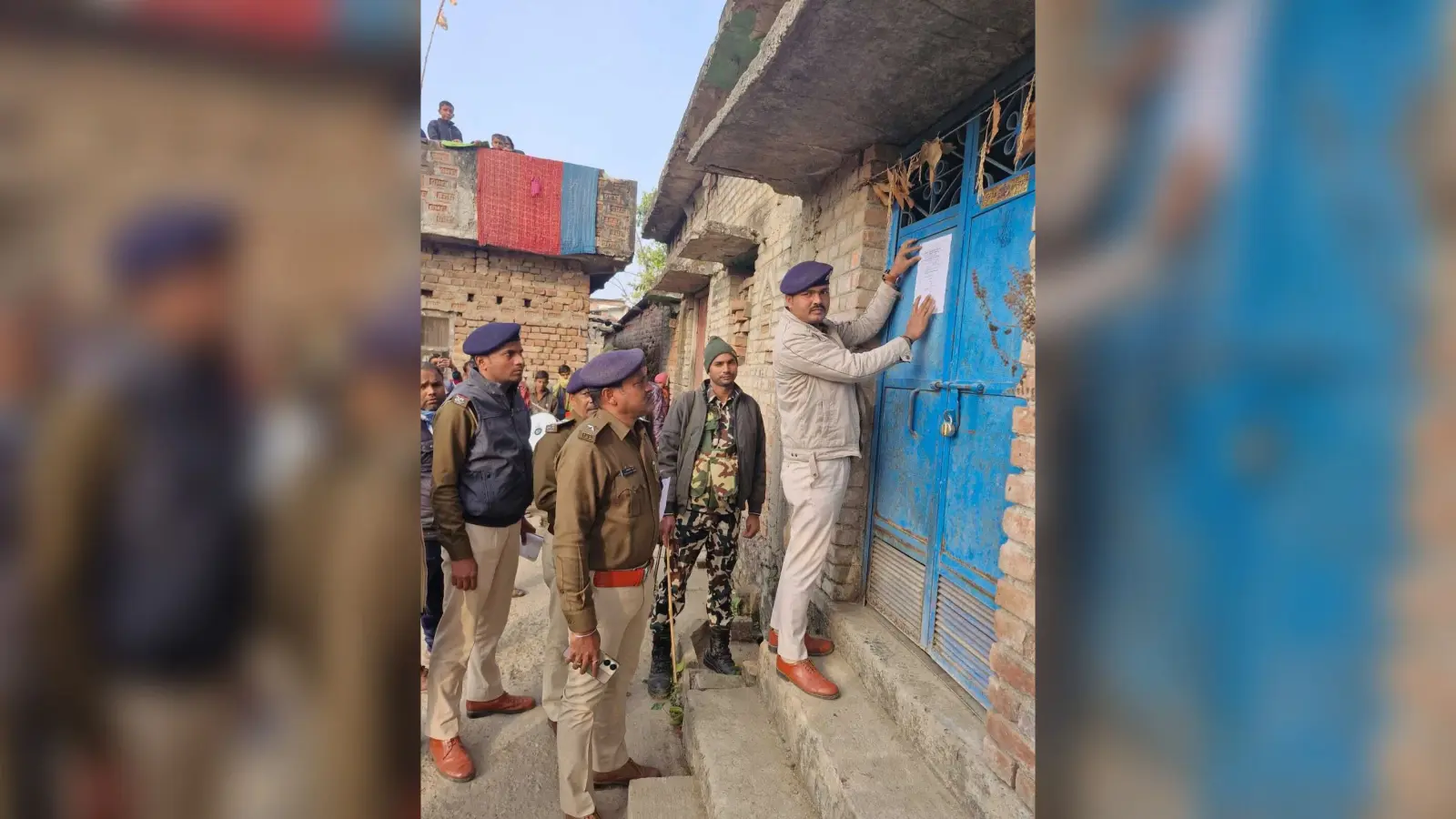 खेमतरनी स्थान व पवई गांव में हत्यारोपी के घर पुलिस ने चिपकाया इश्तेहार