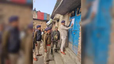खेमतरनी स्थान व पवई गांव में हत्यारोपी के घर पुलिस ने चिपकाया इश्तेहार