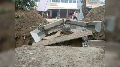 स्टॉर्म वाटर ड्रेनेज की खुदाई से डीएस काॅलेज का मुख्यद्वार धाराशायी