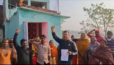 Jamshedpur news. मानगो के लक्ष्मण नगर में अंचलाधिकारी ने मकान तोड़ने का दी नोटिस