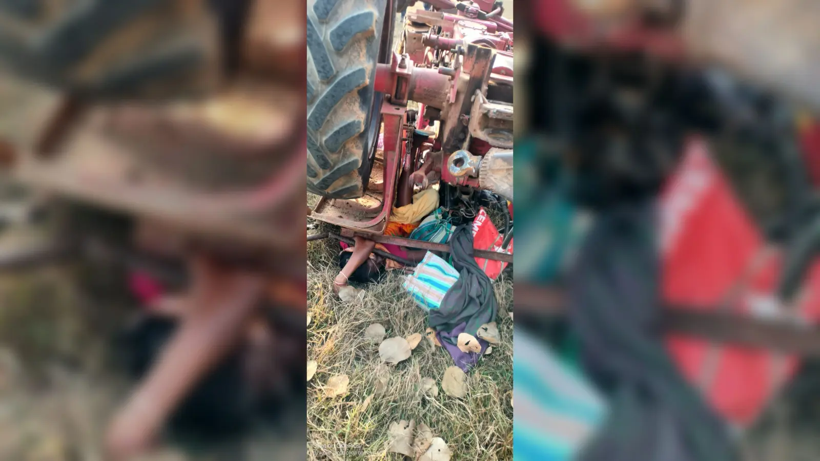 ट्रैक्टर पलटने से चालक व महिला मजदूर की दबकर मौत