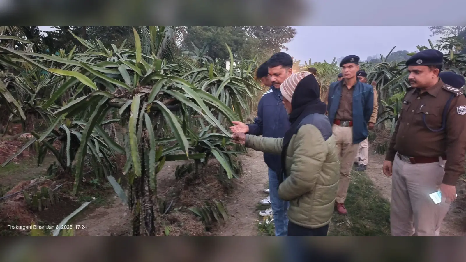 डीआईजी ने ड्रेगन फ्रूट की खेती का लिया जायजा, कृषक नागराज नखत से प्राप्त की जानकारी