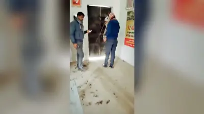 Gopalganj News : रामचंद्रपुर में रिश्वत लेने का शिक्षकों ने किया विरोध, तो एचएम ने कमरे में कर दिया बंद