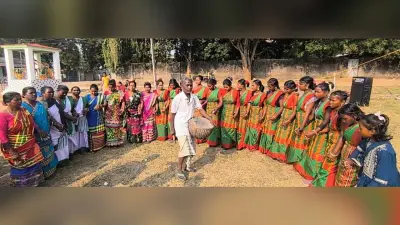 मांदर की थाप पर पारंपरिक वेशभूषा में थिरके आदिवासी महिला-पुरुष