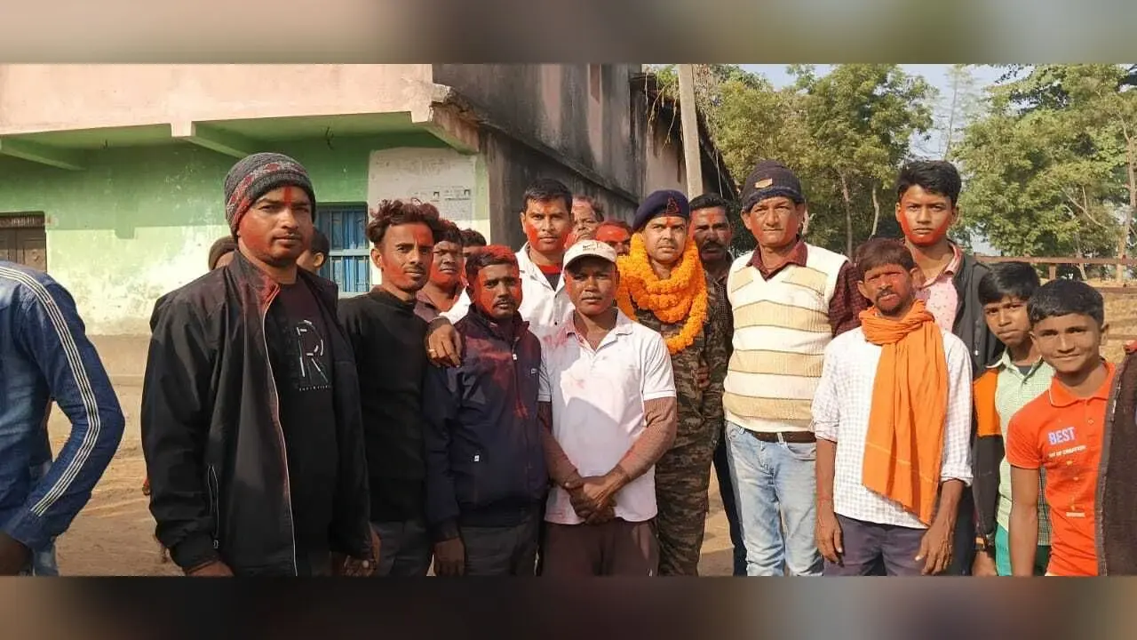 आर्मी से सेवानिवृत जवान का गांव पहुंचने पर हुआ भव्य स्वागत