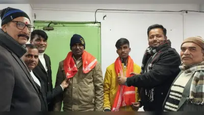 चौकीदार पुत्र ने गिरा हुआ पैसों से भरा बैग ईमानदारी पूर्वक लौटाया, हुए सम्मानित