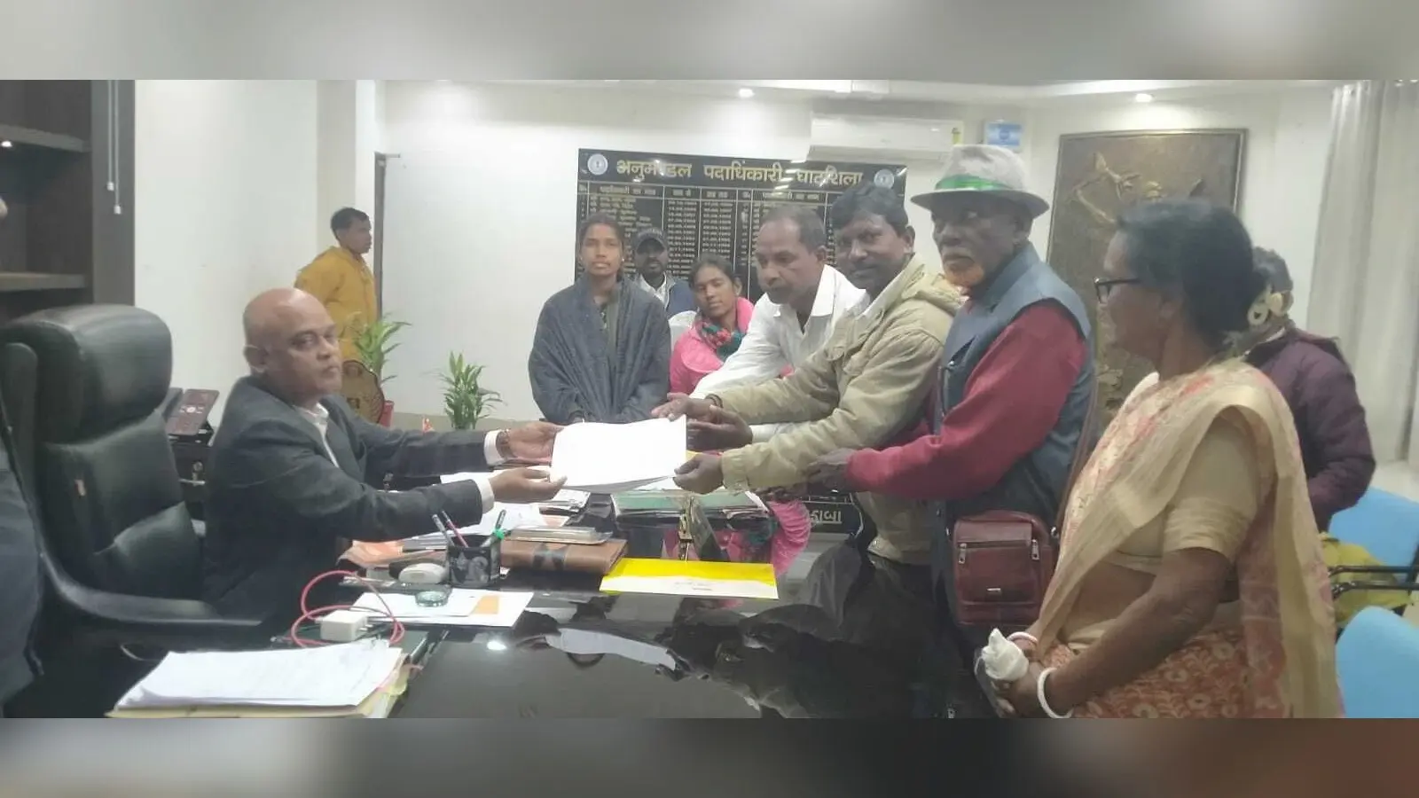 East singhbhum news : एसडीओ सर! वन पट्टा के 211 दावेदारों की सूची व अमीन नियुक्त करें