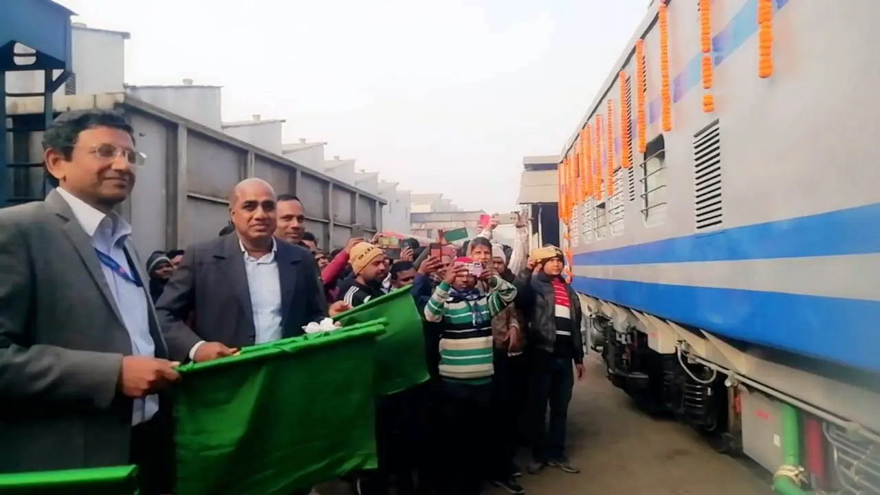 जमालपुर में बनी पहली आठ व्हीलर टावर कार रवाना