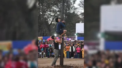 Ranchi News : आनंद मेला में ग्रीस लगे चिकने खंभे पर चढ़े प्रतिभागी, जीता पुरस्कार