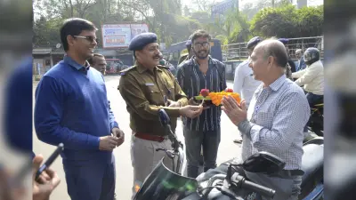 Dhanbad News : परिवहन विभाग ने चलाया ”रोज एट रोड” अभियान