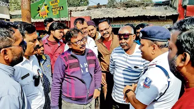 ट्रैफिक पुलिस की लगातार चेकिंग से परेशान लोगों ने किया हंगामा