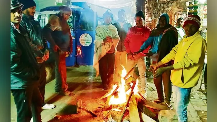 Gaya News : कोल्ड वेव ने बढ़ायी कनकनी, अलाव के लिए 6244 किलो से अधिक लकड़ी का वितरण