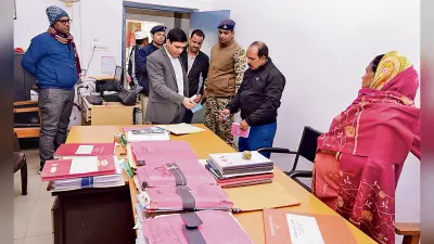डीएम के औचक निरीक्षण के दौरान अनुपस्थित कर्मियों से जवाब तलब