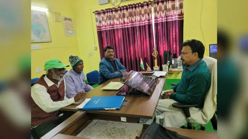 विस्थापितों की समस्याओं पर सीओ से की गयी चर्चा