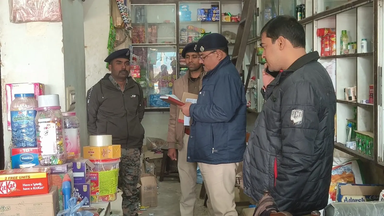 दुकानदार से पिस्टल की नोक पर 60 हजार नकद व सोने की चेन लूटी