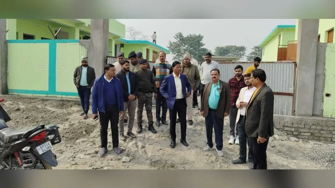 मुक्तिधाम का डीएम ने किया निरीक्षण