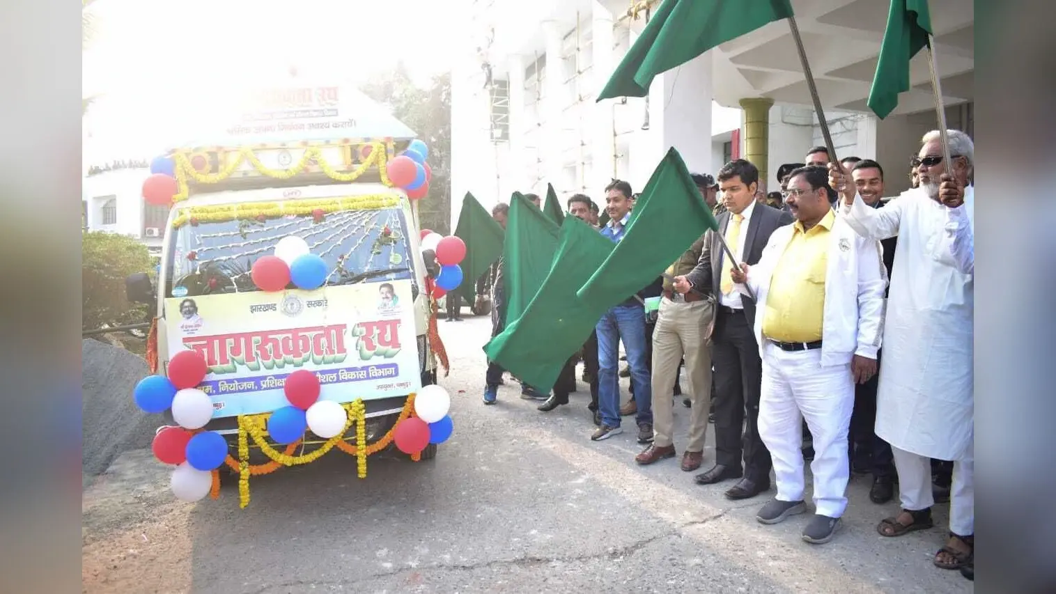 श्रम मंत्री ने जागरुकता रथ किया रवाना, श्रमिकों से की निबंधन की अपील
