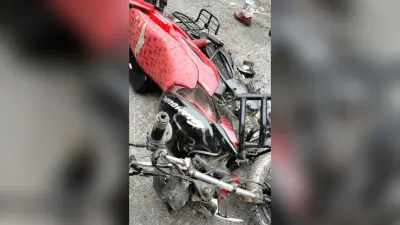 हाइवा ने बाइक और ऑटो में मारी टक्कर, बाल-बाल बचे लोग
