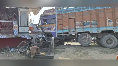 एनएच 31 पर गैस टैंकलॉरी- ट्रक में टक्कर, हनुमान मंदिर से जा टकराया ट्रक
