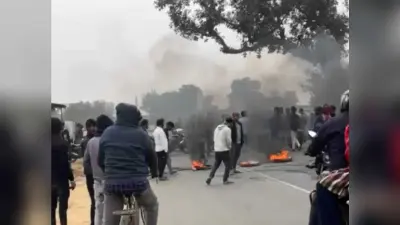 Deoghar news : धार्मिक स्थल में प्रवेश कर नारेबाजी करने के विरोध में लोगों ने किया सडक जाम. आरोपी से हुई पूछताछ