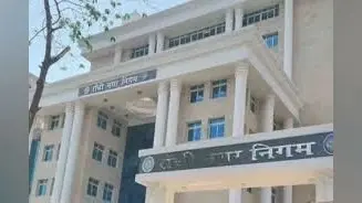 Ranchi News : वार्डों से कूड़ा उठाव के लिए उतारे गये 37 इवी