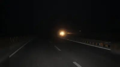 एनएच 327 ई पर बने रेल ओवरब्रिज पर स्ट्रीट लाइट नहीं लगाने से राहगीर व वाहन चालक को हो रही परेशानी