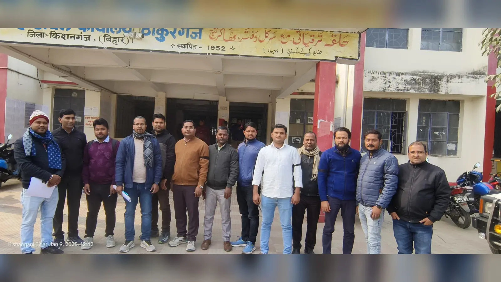 राजस्व कर्मचारियों ने प्रखंड मुख्यालय में किया धरना प्रदर्शन, सुरक्षा दिये जाने मांग
