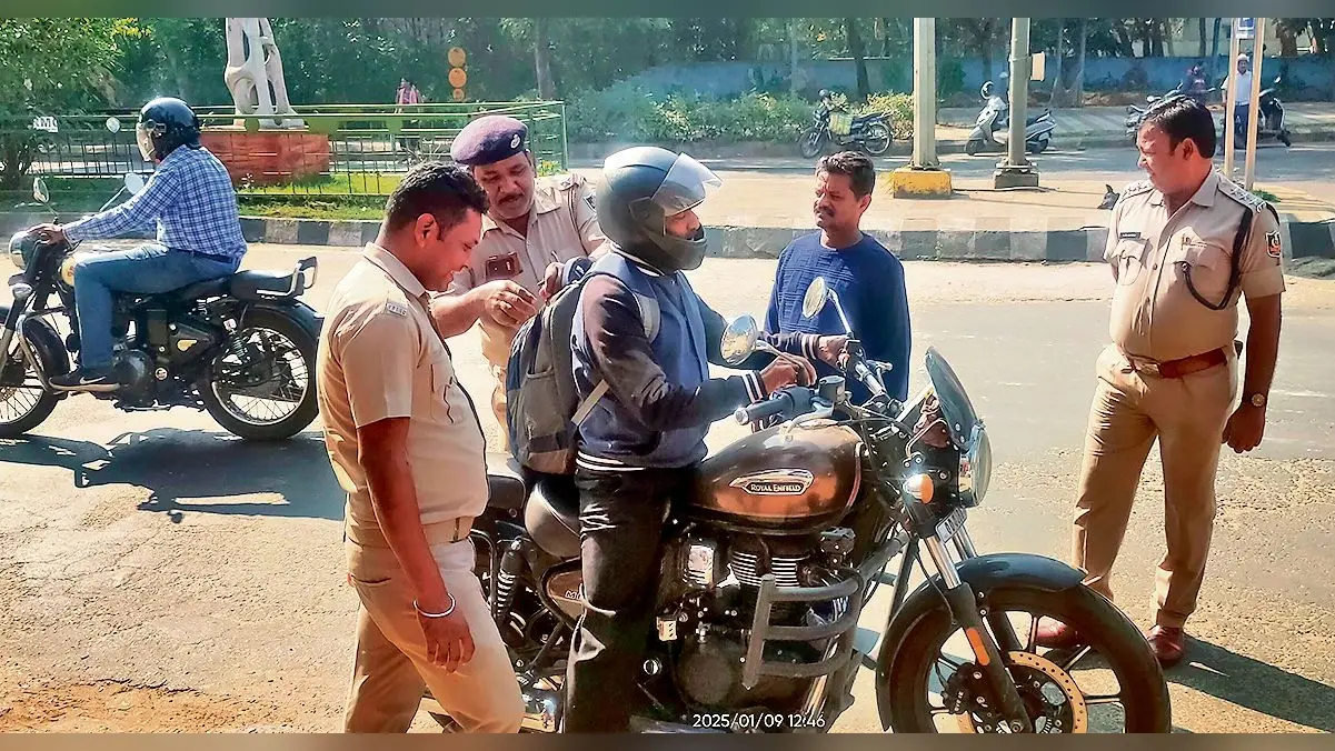 Rourkela News: सेवानिवृत्त कांस्टेबल से दिनदहाड़े पांच लाख रुपये की लूट, बाइक सवार बदमाश बैग छीन हुए फरार