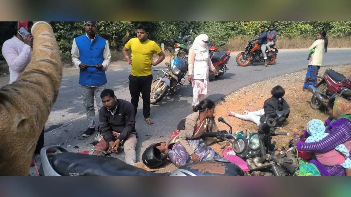 Chaibasa News : पिकअप वैन और बाइक में सीधी भिड़ंत, तीन घायल