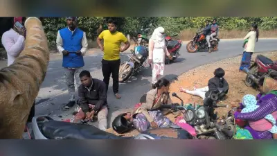 Chaibasa News : पिकअप वैन और बाइक में सीधी भिड़ंत, तीन घायल