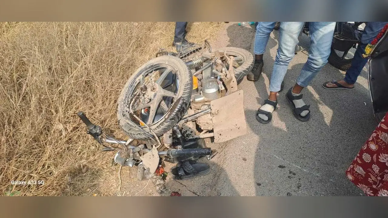 seraikela News : सरायकेला में बाइक से स्टंट कर रहे युवकों ने दूसरी बाइक में मारी टक्कर, बच्ची समेत पांच घायल