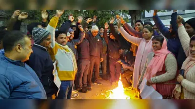 Madhubani News : कर्मचारियों ने सरकार के आदेश की प्रति जला कर किया विरोध