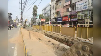 कुर्जी मोड़ पर खोद दी सड़क