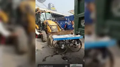 सड़क पर से हटा अतिक्रमण