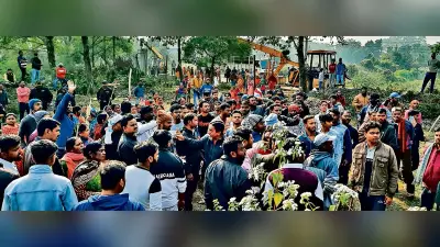 Dhanbad news: ग्रामीणों ने रोका चहारदीवारी निर्माण का काम
