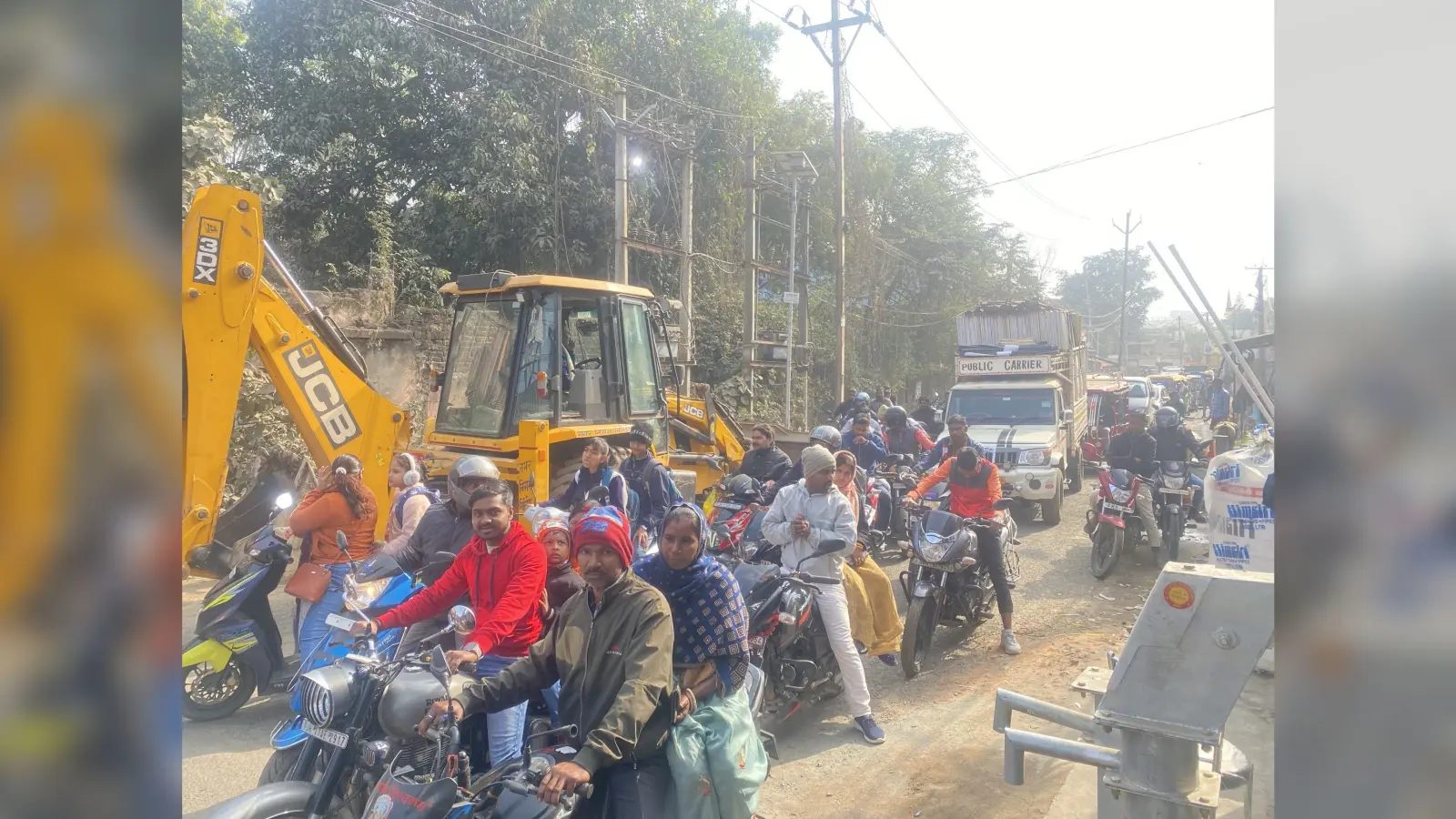 Giridih News: प्रखंड मुख्यालय जाने वाली सड़क में जाम से लोग परेशान
