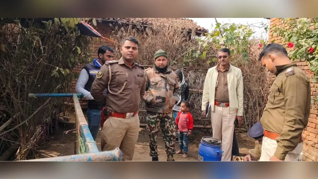 फरार चल रहे दो आरोपितों के घर कुर्की जब्ती की कार्रवाई