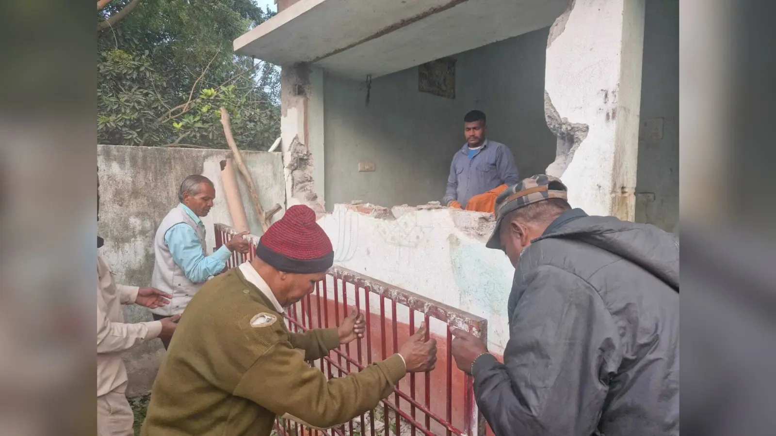 वीर प्रकाश हत्या मामले के फरार आरोपित के घर की हुई कुर्की