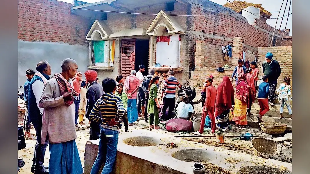 Chhapra News : गैस सिलिंडर में लीकेज से लगी आग, एक ही परिवार के सात लोग झुलसे