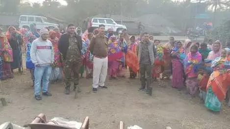 दर्जनों असहाय ग्रामीणों के बीच कंबल वितरण