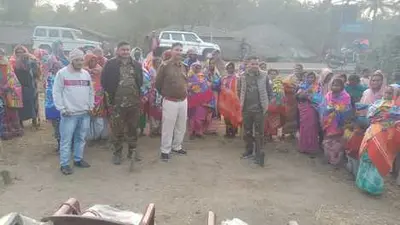 दर्जनों असहाय ग्रामीणों के बीच कंबल वितरण