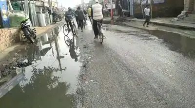 शंभुगंज बाजार की सड़कों पर बह रहा नाला का दूषित पानी