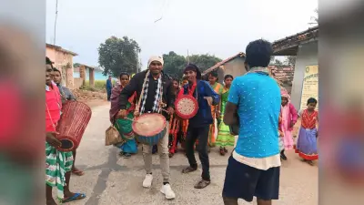मांदर की थाप पर जमकर झूमे आदिवासी समाज के लोग
