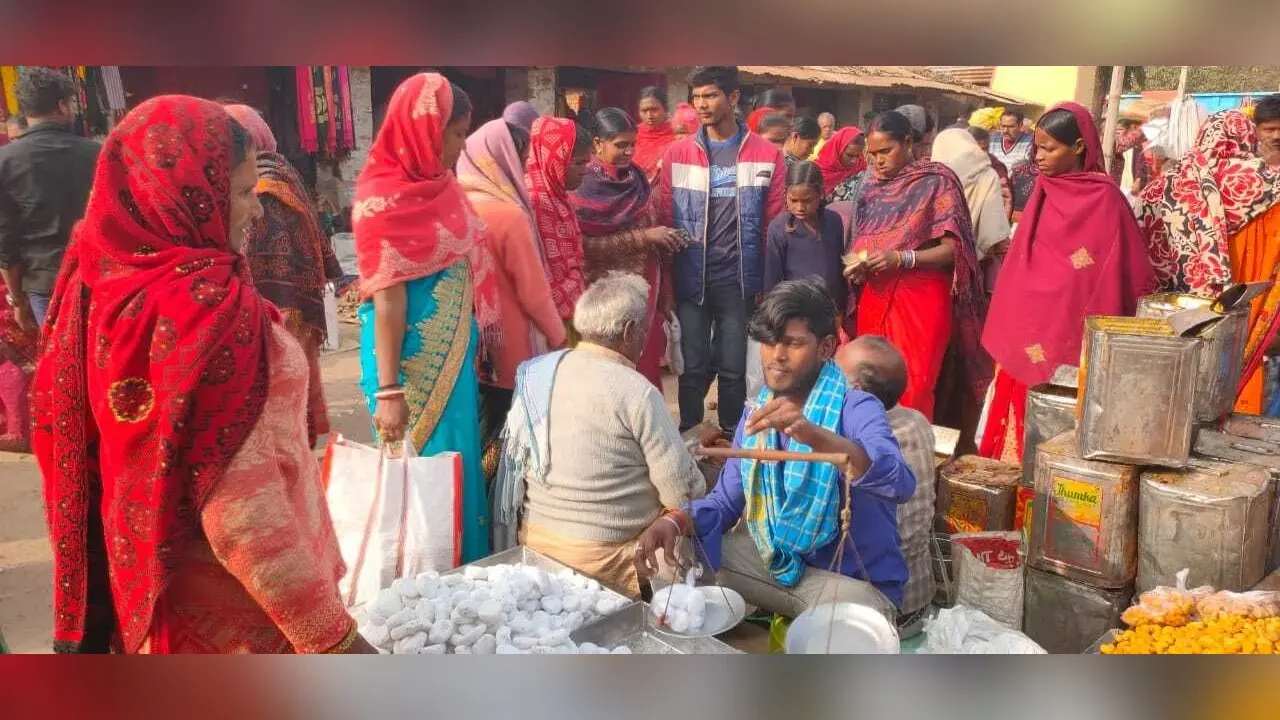 मकर संक्रांति नजदीक आते ही बाजारों में गुड़, तिलकुट व चूड़ा से सजी दुकानें, सौंधी खुशबू कर रहा आकर्षित