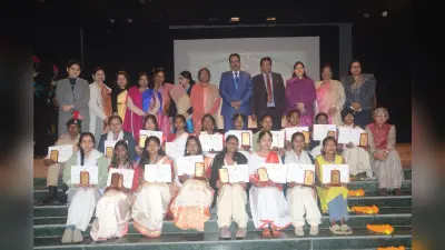 Ranchi News : रांची वीमेंस कॉलेज में नवरंग के मंच पर छात्राओं की प्रतिभा का सम्मान