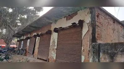 भुस्का हाट में बने कॉम्प्लेक्स में ग्रामीणों ने जमा रखा है अधिपत्य