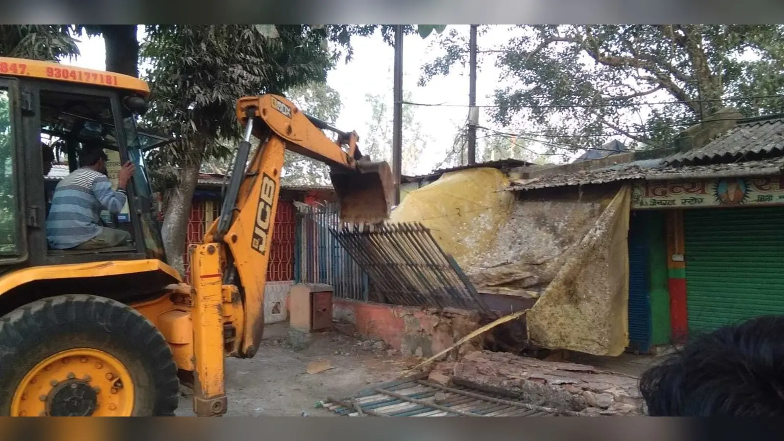 Chaibasa News : 38 दुकानों को हटाने पहुंची टीम, दुकानदारों के आग्रह पर 15 दिनों की मिली मोहलत